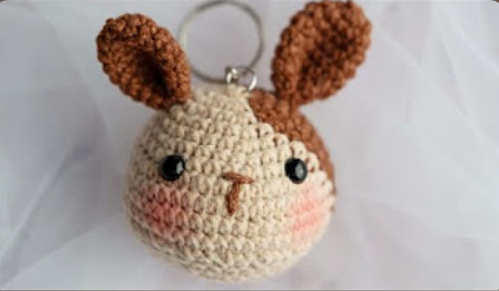 How to crochet a bunny keychain popularcrochet.com #popularcrochet #crochet #crochetbunnykeychain #hairclip #freecrochetpattern 