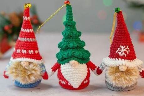 Crochet a Christmas Gnome popularcrochet.com #popularcrochet #crochet #crochetgnome #crochetamigurumi #freecrochetpattern 